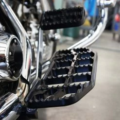 Joker Machine Black Anodized Serrated Floorboards 5 Joker Machine Black Anodized Serrated Floorboards -Motorcycle Accessories Shop 177 434 B V1